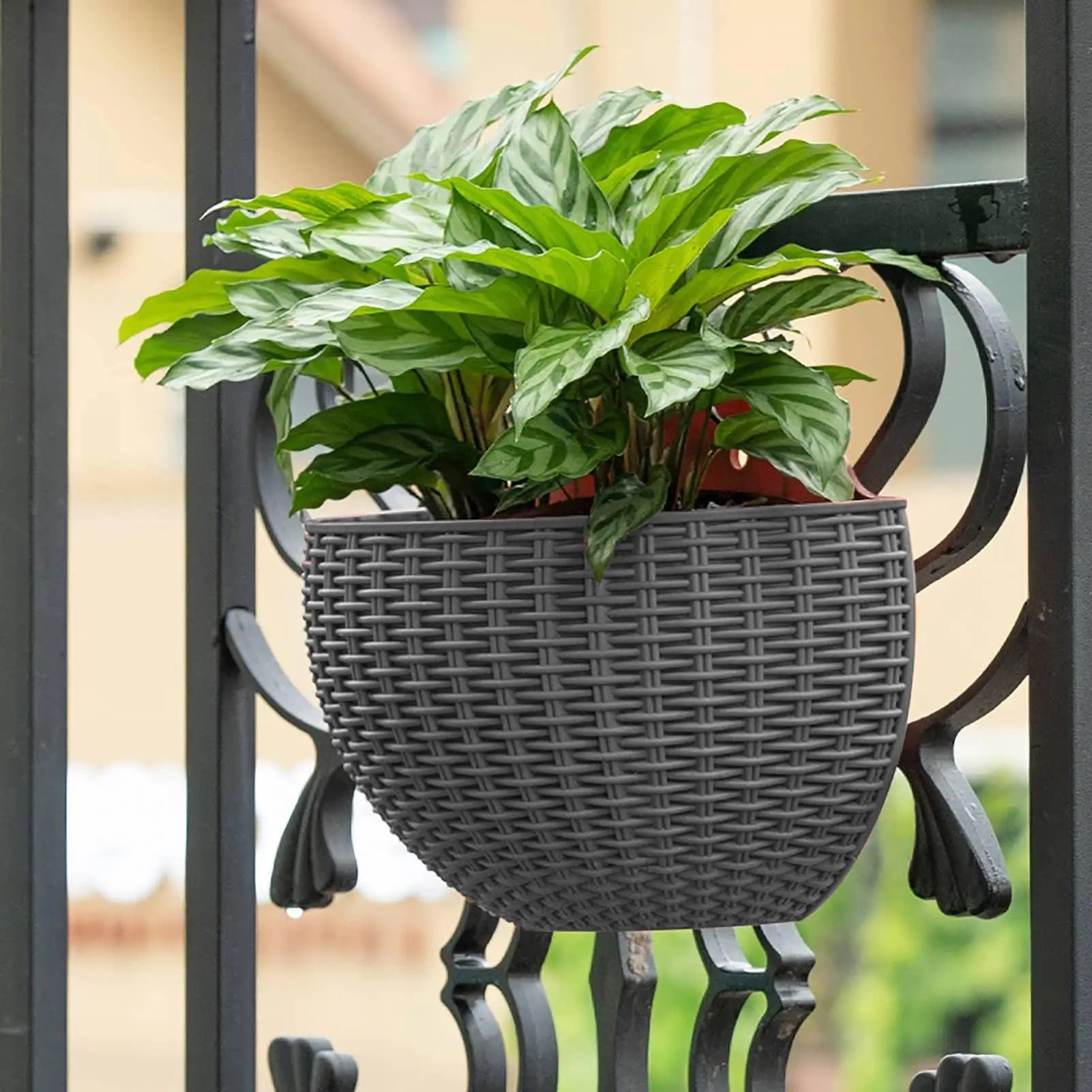 Flower Pot Exquisite Wall-mounted Plastic Wall Hanging Basket Flowerpot for Outdoor Garden Balcony Planter Bucket Home Decor